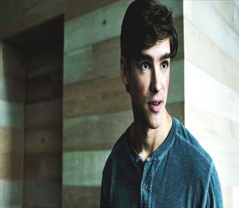 ━ Se uită spre berea lui și dă din cap dezamăgit de el. ❞Cred că am nevoie de pregătire; în privat cum se bea ca un adevărat bărbat. Care dintre voi două se oferă?❞ Râde de propria glumă proastă.. Se uită puțin confuz spre Lexie. ❞De când suferă Alexandra mea după un fraier?
