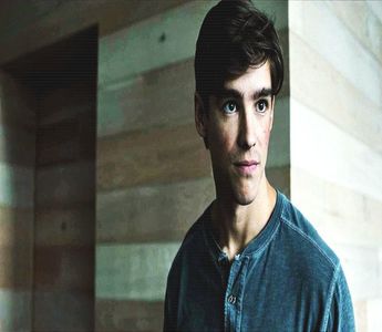 ━ Îmbată-te și răzbună-te pe el. Învață de la mine, cel pe care s-au răzbunat zeci de fete.❞; Privirea îi fuge spre pizza din mâna lui Ashley și surâde. ❞Cred că ne-ați întrecut de mult... Nu de alta, dar mai frică mi-e de voi decât de băieții din camera cealaltă.❞ Ridică din umeri.
