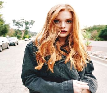 ━ Nu se aștepta să i se și răspundă la mormăiala ei. Își dă ochii peste cap când îi aude; aluzia puțin cam.. perver să? Dar chiar dacă era îmbujorată, asta nu însemna și că este o tipă rușinoasă. Doar că nu îi plăcuse faptul că lumea i-a văzut așa ușor lenjeria. ❞Am apreciat
