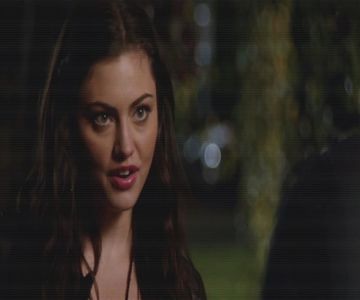 ⛧ℳi̶s̶c̶h̶i̶e̶f̶ ℳa̶n̶a̶g̶e̶d̶  către scările din fața casei și așezându-se pe o treaptă în timp; ce își fuma țigara.
