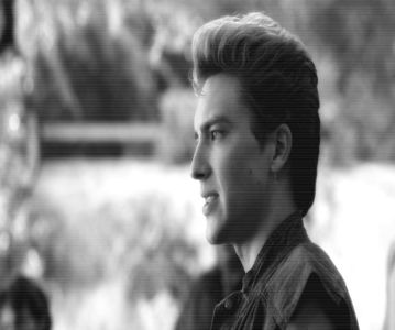 Zâmbetul fericit de dinainte se transformă treptat într-un rânjet jucăuș menit să-i aprobe intențiil; blondinei lui, însă când îl vede pe Seb lăsându-se în genunchi, pregătit fiind să-i pupe picioarele lui Marie, preia inițiativa și ia cheile din mâna ei, oprindu-l imediat. „No touching here,
