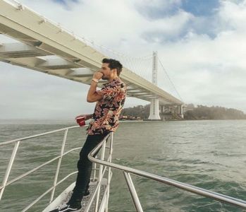 ̷͡︽.　· Colțul gurii-mi este umbrit de un rânjet, notându-i aura interesată cu colțul ochiului, -; însă instaurez un contact vizual doar după câteva secunde bune. „La piscină, darling, nu te gândi la lucruri neortodoxe.”
