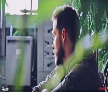 către fereastră și ghicește că ea a fost cea implicată. Probabil îl văzuse când ajunsese; acasă. Îi dă blondei care-l însoțea sticla și se ridică îndreptându-se către ea. Când ajunge în dreptul ei, profită de faptul că încă privea pe geam, intenționat și-o trage de o șuviță de păr.
