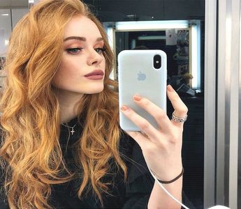 ━ simplele costume de baie. Doar așa, să știi.❞ Îi face cu ochiul jucăuș, chicotind când își; dă seama ce fel o sunat aluzia pe care o făcuse. ❞Dacă înainte nu toți aveau șansa să o vadă, acum cu siguranță jumătate de casă au văzut-o... Și-o vor vedea până ajung sus.❞
