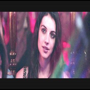 ━ Era o actriță în devenire și putea să își dea licența pe sceneta ce urma să o facă. Cum; privea pe geam, părând chiar foarte concentrată pe piscina ce se vedea pe geam, simte cum cineva o trage de păr și se întoarce nervoasă, chiar înjurând în timp ce se întorcea.
