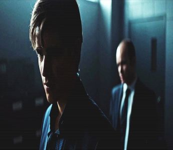 ━ Se întoarce spre Lexie, încruntându-se. ❞Te răzbuni pe persoana greșită.❞ O ascultă; tăcut, terminându-și și el sendvișul improvizat. ❞Nț, nț. De ce ești răutăcioasă cu mine, Lexie? De ce? Nu tu îmi dedicai iubirea ta la fiecare petrecere?❞ Făcea iluzie la bețiile pe care le-au avut
