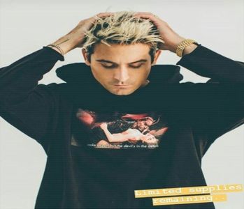 ̷͡︽.　· așa ceva? Plus, o să atragi mai multe curiozități dacă stai fixată-n fața ușii, pe troller, -; fără vreun motiv, you know that, right?”, mă-ntorc cu spatele la ea, mergând agale către living.
