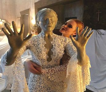 ━ Avea și el dreptatea lui, dar Shirin nu purta decât haine care puteau fi descrise ”simple”.; ❞Să fi văzut și toate lenjeriile, dar pe ale mele nu aveau dreptul să le vadă, da?❞ Surâde, fiind chiar amuzată de tonul pe care îl folosise când rostise replica de mai devreme.
