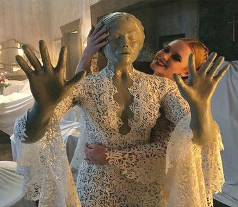 ━ Chiar atrăgea atenția stând ca o fraieră în ușă, astfel abandonează bagajul pentru o perioadă; lângă baza scărilor în speranța că nu vor fi curioși în legătură cu el. Pornește și ea în direcția unui fotoliu, prăbușindu-se în el și scăpă un geamăt de plăcere datorită moliciunii acestuia.
