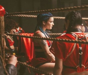 ▌　♥· După ce mestec mai beau o gură din cupa cu vin, uitându-mă la ceas. „Da, adică.. -; nici măcar nu e așa devreme pentru băut, știi?”, spun eu cu o ușoară tentă sarcastică, chicotind imediat după.
