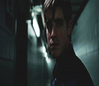 ━ Auch!❞ Se servește cu o felie de pizza și mușcă din ea fericit că un alt fel de mâncare; o ajuns în stomacul lui nesatisfăcut.
