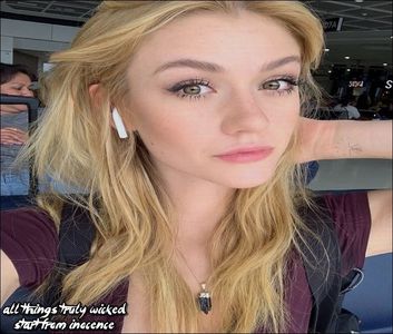 ✄♔..Яυιи Tнε Fяιεиdѕнιρ 〄♡ [cl] [# se descurca cu bagajele,dar apreciaza mica privire; cunoscand destui barbati care sunt prea boi si il asigura ca e in regula si le poate duce , apoi ajunsa in dreptul scarii urca bagajele prin partea de scara pe care nu e fiona.
