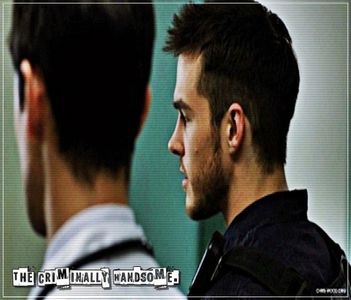 Chiar înainte să vină la ea colectase bila din hârtie pe care i-o strecoară în decolteu când; stabilesc contactul vizual. „Nu eu am 5 ani și arunc cu bile din hârtie după alții.”
