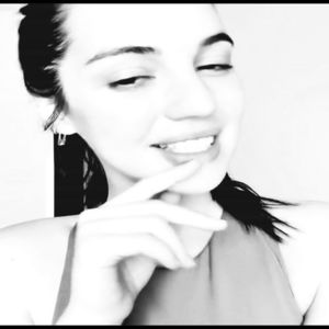 ━ Își dă ochii peste cap, luându-l la mișto și imitându-l folosind un ton pițigăiat. ❞Nu eu am; cinci ani și arunc cu bile în alții.❞ Simte bila care aterizează în al ei decolteu și dă din cap dezamăgită. ❞Eu aveam cinci ani? Eu? Te rog frumos să o scoți chiat tu acum.❞ Voia să îl
