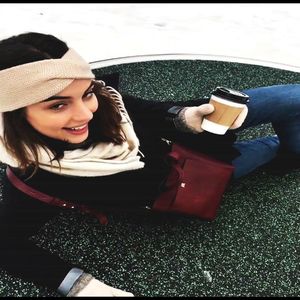 ━ îmbrâncește brusc în piept. ❞Nu ești amuzant! Nici într-un milion de ani nu ai ajunge tu; prin ”alte locuri”!❞ Avea o slăbiciune pentru el, dar nu știa dacă motivul era pentru că îl ura sau pentru că se simțea atrasă se xual de el.
