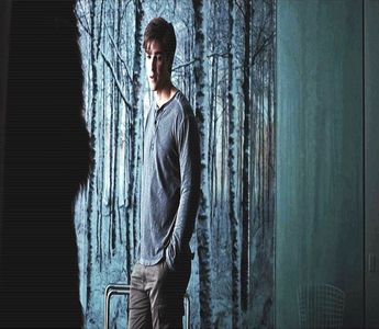 ━ ❞Mie îmi spui? Cum m-am trezit mi-am luat o bere. Nu o dau pe tărie de la prima oră ca; voi femeile.❞ Face referire la sticla de rom de pe masă de care Lexie deja se ocupase. Se uită confuz spre aceasta când începe să se holbeze la restul din sendvișul lui. Iar după începe să
