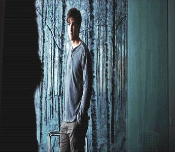━ râdă și ea asta îl amuza și îl băga în ceață în același timp, dar totuși Jakor admira felul; în care Lexie râdea. Era frumușică foc, iar lui îi făcea plăcere să se uite la ea. ❞Iar eu te voi ține de mâna până îți vei reveni după acea operație.❞ Îi face cu ochiul, văzându-și de pizza lui.
