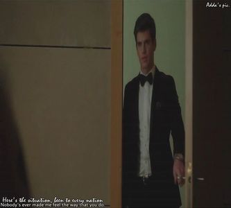 》din spate, unde avea să mănânce la o măsuță. Salută și persoanele prezente acolo, +; oferindu-le un zâmbet, urmând ca, mai apoi, să se așeze la masă.
