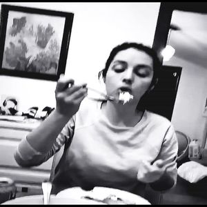 ━ După un somn odihnitor și din care se trezise datorită unui coșmar groaznic cu Caesar; alesese să rămână în pijamalele ei indecente. Acum stătea pe canapeaua din living cu o farfurie plină de paste pe care le răsucea ușor în jurul furculiței și le savura precum un copil.
