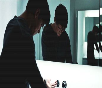 ━ Era îmbrăcat cu o pereche de pantaloni scurți și avea în mână o ladă frigorifică micuță.; Era plină de doze de bere și de suc. În cealaltă mână avea niște snacksuri pe care urma să le mânânce după o tură de piscină. Astfel pregătit avea să își petreacă toată ziua în apă.
