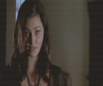 ⛧ℳi̶s̶c̶h̶i̶e̶f̶ ℳa̶n̶a̶g̶e̶d̶  cheița și luând o gură. Închizând ușa frigiderului, se îndreaptă căt; living, trântindu-se în cealaltă parte a canapelei față de Esamii. O privi scurt cu coada ochiului, dar nu i se adresă în niciun fel, nici o bună dimineața, nici nimic.
