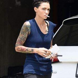 sǝuʅǝʍʞʞᴉɐʅsǝupoɥ؛┇❝Sha, ba'm eintheing gon yu.❞ Trecand pe langa echo cu o miscare lenta a mainii; plasand o tigara verde intre buze dorind sa ajunga in dreptul usii.
