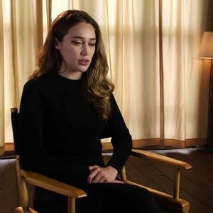 sǝuʅǝʍʞʞᴉɐʅsǝupoɥ؛┇dar evita sa arate si acest lucru zambind scurt legat de a doua parte pe; care o aude. ❝Cred ca nu au fost singurii, dovada... si altii cu nume neobisnuit.❞ Privirea fiindu-i fixata pe asfalt incercand sa nu para nici penibila sau mai ciudata decat probabil pare deja.
