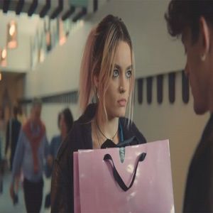 - Îmi întorc privirea spre intrare, moment în care o observ pe Lexie și înainte de a-i atrage; atenția,mă observă ea prima și vine mai aproape de mine,așezându-se pe brațul fotoliului.&quot;Credeam că te-ai săturat de oameni după hărmălaia de ieri.&quot;chicotesc și o îmbrățișez la rândul meu.
