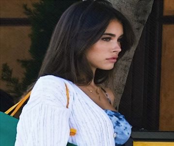 Când aude răspunsul celor două fete simte cum intră în pământ. Lasa trollerele la o parte; și se așează pe brațul unui fotoliu. ”Bineînțeles că am să împărtășesc o casă cu o fostă de a mea!” exclamă, începând să își roadă unghia de la degetul mare. Apoi își întoarce privirea spre
