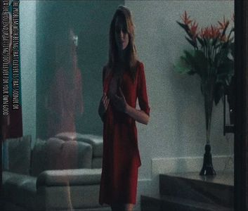 ⤑εɱΘτίΘɴคι☮ωяe¢κ┊# dupa ce da din cap in semn de salut,mai; mult din politete decat orice altceva..alicia isi continua planul initial de a merge la piscina,si in drumul ei isi desface fara nici un stres tot mai mult rochia.odata ajunsa in curtea din spate
