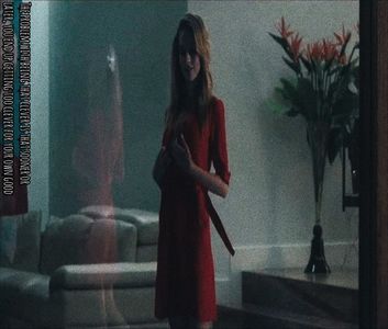 ⤑εɱΘτίΘɴคι☮ωяe¢κ┊merge direct spre piscina zambind la gandul; ca aici era mai liniste,cu exceptia oamenilor pe care nu ii observase din cauza gandurilor ei de balaceala;
