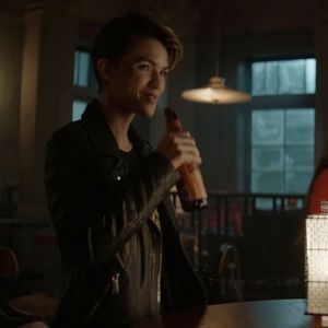 sǝuʅǝʍʞʞᴉɐʅsǝupoɥ؛┇Se uita in jur razand vazand ca nimeni nu se bucura de ceea ce e in exeriorul; cladirii... ea si cu declan fiind exclusi pentru ca sunt deja afara.
