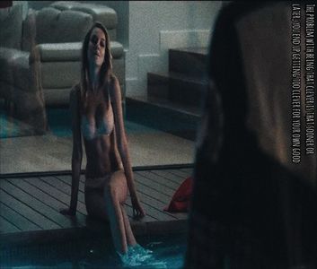 ⤑εɱΘτίΘɴคι☮ωяe¢κ┊# se aseaza linistita odata ce scapa; de haine,cu picioarele in apa simtindu-se mult mai relaxata deja.dupa ce ca oricum alicia nu era cea mai prietenoasa persoana certurile cu tatal ei o faceau sa fie
