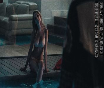 ⤑εɱΘτίΘɴคι☮ωяe¢κ┊si mai incordata.inspira adanc si intr-un; final ii observa pe cei 2 desi destul de departe de ea si e atenta la ei..cum ii placea destul de mult sa analizeze oamenii;
