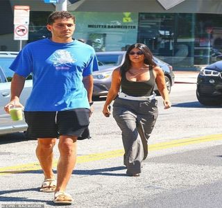 —  De vreme ce Roman se conformează cerinţei lui şi se ridică de pe şezlongul respectiv,; la rândul lui, Fai, se apropie de marginea jacuzzi-ului, având să-şi ofere un sprijin prin proptirea antebraţelor de extremitatea menţionată anterior. Anticipând de fapt că amicul său avea
