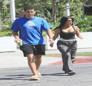 —  Încearcă iniţial să îl prindă, totul e în zadar, întrucât, bolta pe care acesta o formează; îl direcţionează direct în interiorul apei, scufundându-se. „Eşti stricat la cap în morţii tăi?!? Cum p-la mea, voiai să-l prind?” vizibil enervat, reacţionează astfel în primă instanţă, urmând
