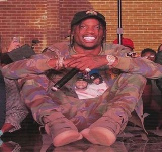 — Întregime în aria lor vizuală, atât a lui cât şi a lui Josephine, urmărindu-i pe cei doi cum; într-adevăr aleargă după amicul lor, Roman, în încercarea de a-l prinde; începând cu zonele curţii până la finalizarea prin pătrunderea în interiorul cabanei, strigăte multiple reieşind de pe
