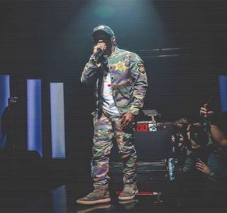 — Al cuvântului până ce, constată lejer în cele din urmă: „Ce rataţi.”  Prin urmare, dat fiind; faptul că se mişcase prin interiorul jacuzzi-ul, mai ales în momentul în care revendicase acel telefon, umezindu-şi deci braţul până înspre umăr, ba chiar şi o parte din gât, dată fiind adâncimea,
