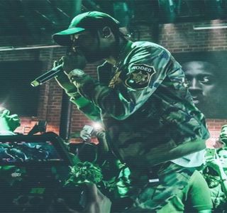 — Normală, chiar dacă tachinările existau la ordinea zilei, în urma unei scurte pauze vocale,; printr-o mişcare a bărbiei produsă în direcţia ei, îi comunică următoarele: „Parcă ziceai că nu vrei să ieşi.” printr-o referire faţă de momentul curent, căci înainte ca ei să ajungă măcar să-şi
