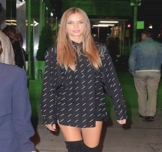 — De asemenea intim, stropii de apă făcând parcă parte din decor, căci le brăzdează amându-; rora obrajii, prelingându-se printre respiraţiile acestora. Între timp, sprijinul realizat la nivelul umerilor acestuia se destramă, alegând ca una dintre palme să şi-o plaseze pe pieptul său,
