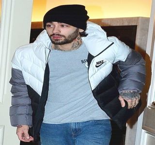 — Film, Gigi solicitase, pe lângă desertul respectiv, şi o salată de fructe. Desigur, când; vreodată ar fi reprezentat prepararea uneia ceva dificil? Tocmai din acest motiv, Zayn o înştiinţase că s-ar putea el ocupa de respectiva. Prin urmare, din acest specific motiv se afla acum
