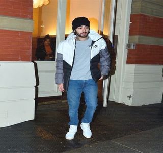 — Sale sub nicio formă ora, căci atenţia vizuală îi este captată întrutotul de exteriorul cabanei.; Ţinând cont de fereastra de dimensiuni exagerate din faţa sa, ochii îi fug rapid spre acea zonă, sesizând la câţiva metri distanţă, mişcare. Ceea ce observă curând şi mai ales, realizează
