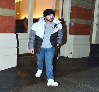 — Poziţia în care cei doi se aflau, respectiv Josephine şi amicul său cel mai bun, Travis; (sărutându-se cu atâta patos) îl propulsează spre o extremă stare de surprinderea. Aceasta nici măcar nu reuşeşte a fi manifestată mai mult de cinci secunde, căci înţepătura pe care
