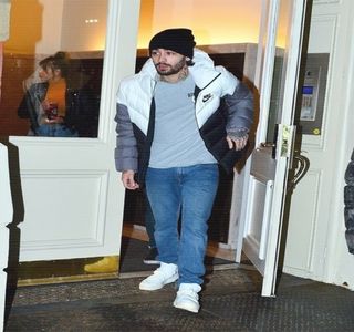 — O simte la nivelul propriului deget duce automat la coborârea privirii. Odată sesizat sângele; care începuse a curge şiroaie de-a lungul degetului arătător, provenit din partea unei grozave tăieturi, o înjurătură îi părăseşte buzele: „Rahat!” accentuată în mod inconştient. Astfel,
