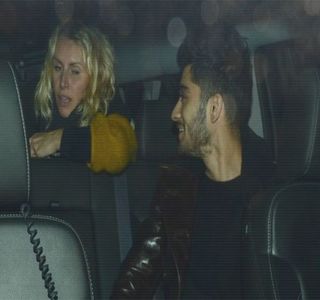 — Să-i ceară posibilitatea de a-şi duce la bun sfârşit acţiunea, buzele îi rămân între-deschise; din cauza adresării acesteia. Încă din start, surprinderea îl cuprinde iar bătăile inimii sale cresc inconştient. „Nu ştiu despre ce vorbeşti.” Accentuându-şi aşadar replica, îşi mişcă capul în
