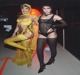—  Dacă el credea că o duce de nas în acele momente, ei bine, se înşela amarnic. Fără; a aştepta, totuşi, vreo reacţie în schimb, schiţează un zâmbet fals, sfârşind a-şi retrage braţul de pe tocător şi a se îndrepta către cuptor, cu scopulde a verifica negresele respective.
