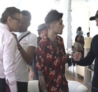 — Şi petrece încetul cu încetul. „Vorbeşti prostii, Gigi. De fapt, e chiar ridicol ce spui.” Constat; în cele din urmă, amplificând ideea respectivă printr-un pufnet, în acelaşi moment în care răstoarnă bucăţelele tăiate în bolul în care strânsese şi celelalte fructe la fel de mărunţite şi ele.
