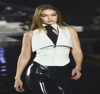 —  „Hai, termin-o.” e ceea ce rosteşte din senin, poate chiar puţin neaşteptat, ţinând cont; că replica respectivă venea din partea ei, cea care fusese întotdeauna zahăr şi miere cu el; pe de altă parte însă, deşi Josephine o asigurase că totul avea să fie în regulă între ei,
