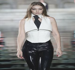 —  Constatând că negresele erau pregătite gata, opreşte dispozitivul respectiv, astfel; că, ajutându-se de o mănuşă de bucătărie, extrage tava din interior, poziţionând-o pe plita aragazului.
