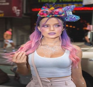 — Focului; dovada fiind tresărirea sa bruscă, cât şi căderea picioarelor (sprijinite de margine); şi cea a braţelor în interiorul apei. „Eşti bolnav la cap sau vrei să mor?!” reacţionează în primă instanţă, sub o tonalitate uşor ridicată ce-i drept, şi asta din pricina faptului că încă îşi simţea
